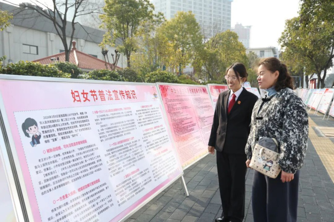 卧龙区法院：法护“半边天”  情暖“她”权益