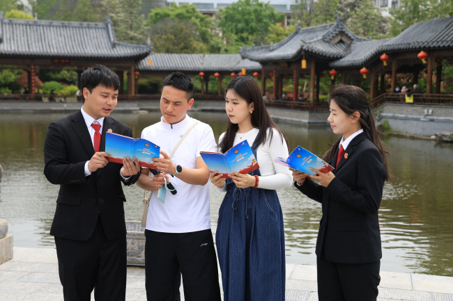 国家安全 你我共筑——卧龙区法院走进武侯祠开展全民国家安全教育日普法宣传活动