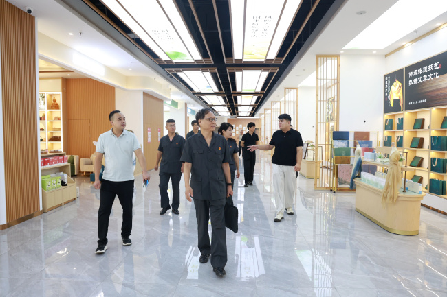 法护联助 润企兴商——卧龙区法院联合区工商联开展送法进企业活动